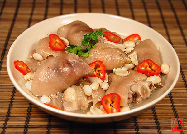 Свиные ножки с арахисом